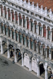 Italie, venise, place san marco, saint marc, arcades, procuraties, fenetres, habitat traditionnel, palais,