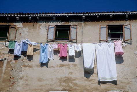 Italie, venise, canal, maison, linge sechant accroche, fenetres, habitat traditionnel,