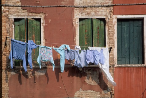 Italie, venise, canal, maison, linge sechant accroche, fenetres, habitat traditionnel,