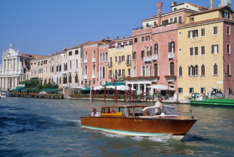 Italie, venise, grand canal, bateau taxi, vedette rapide, eau, palais, habitat traditionnel, hotel danieli, touristes,
