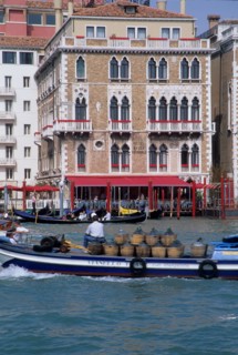 Italie, venise, grand canal, bateau, bombonnes de vin, eau, palais, habitat traditionnel,