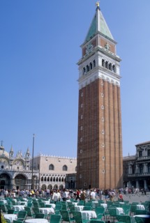 Italie, venise, place san marco, saint marc, campanile, terrasse du cafe florian, tables et chaises, touristes,