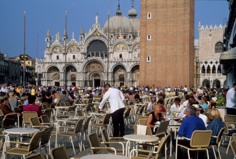 Italie, venise, place san marco, saint marc, campanile, terrasse du cafe florian, tables et chaises, touristes, serveurs,
