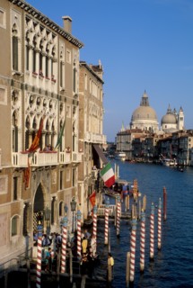 bateau taxi, vedette rapide, eau, palais, habitat traditionnel, gondoles, touristes, vaporetto, eglise santa maria della salute,