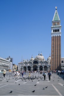 Italie, venise, place san marco, saint marc, pigeons, touristes, basilique san marco, edifice religieux, campanile,