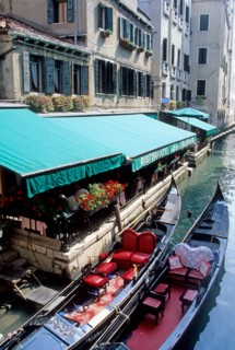 Italie, venise, canal, gondoles, terrasse, restaurant, tourisme, habitat traditionnel, maisons, eau,