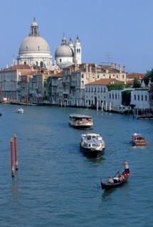 Italie, venise, grand canal, gondolier, gondole, bateau taxi, vedette rapide, eau, palais, habitat traditionnel, gondoles, touristes, vaporetto, eglise santa maria della salute,