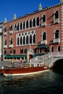 Italie, venise, grand canal, hotel danieli, palace, eau, palais, habitat traditionnel, bateau taxi a quai, vedette,