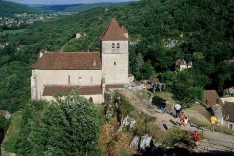 France, midi pyrenees, lot, saint cirq lapopie, vallee du lot et du cere, panorama, paysage, village perche, eglise, touristes,