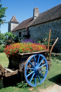 France, midi pyrenees, lot, loubressac, vallee de la dordogne, village fleuri, maison, pierre, charette, fleurs,
