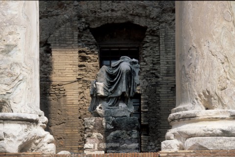 Italie, rome, antiquite, forum romain, vieux rome, ruines, statue, sculptures, colonnes,