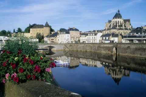 France, region pays de loire, mayenne, ville de mayenne, riviere, berges, chateau, pont, eglise, chevet,