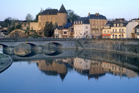 France, region pays de loire, mayenne, ville de mayenne, riviere, berges, chateau, pont,