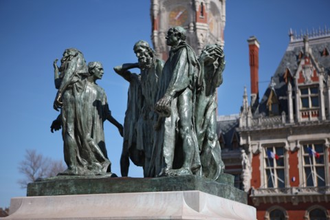 France, region nord, pas de calais, calais, place de l'hotel de ville, neo renaissance flamande, debut du 20e siecle, groupe sculpte d'auguste rodin, les bourgeois de calais, vers 1885,