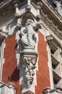 France, region nord, pas de calais, calais, place de l'hotel de ville, neo renaissance flamande, debut du 20e siecle, detail sculpture, angle, mur, personnage,