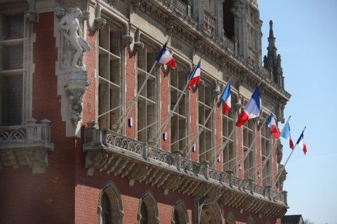 France, region nord, pas de calais, calais, place de l'hotel de ville, neo renaissance flamande, debut du 20e siecle, detail facade, drapeaux francais, institution,