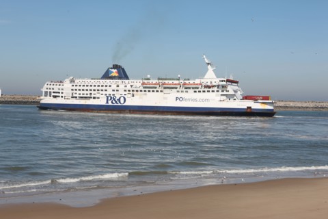 France, region nord, pas de calais, calais, plage, mer du nord, ferry entrant au port, jetee, digue, terminal transmanche, p&o, pride of dover,