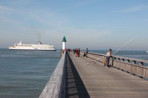 France, region nord, pas de calais, calais, plage, cabines de plage, mer du nord, ferry a l'horizon, jetee, digue, pecheurs, promeneurs,