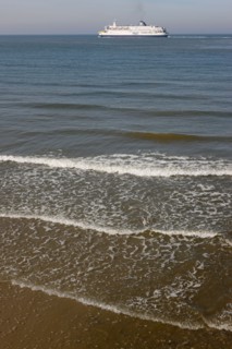 France, region nord, pas de calais, calais, plage, mer du nord, sable, vagues, maree, ferry a l'horizon,