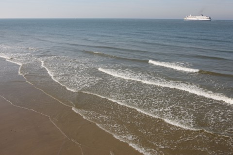 France, region nord, pas de calais, calais, plage, mer du nord, sable, vagues, maree, ferry a l'horizon,