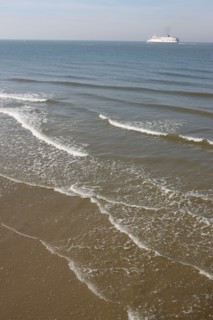 France, region nord, pas de calais, calais, plage, mer du nord, sable, vagues, maree, ferry a l'horizon,