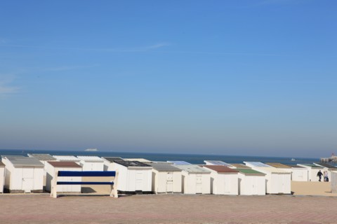 France, region nord, pas de calais, calais, plage, cabines de plage, mer du nord, sable, ferry a l'horizon,