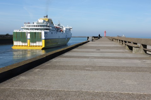 France, region nord, pas de calais, boulogne sur mer, port, car ferry, transmanche ferries, LD lines, mer du nord, liaison boulogne douvres, digue, phare rouge,
