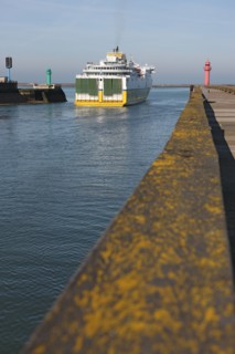 France, region nord, pas de calais, boulogne sur mer, port, car ferry, transmanche ferries, LD lines, mer du nord, liaison boulogne douvres, digue, phare rouge,