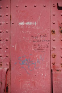 France, region nord, pas de calais, boulogne sur mer, port, digue, jetee, phare rouge, detail tole et rivets, grafitis,