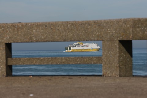 France, region nord, pas de calais, boulogne sur mer, port, mer du nord, ferry, transmanche ferries, ld lines, cote d'albatre, liaison boulogne douvres, vagues, parapet, digue, jetee,