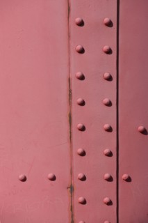 France, region nord, pas de calais, boulogne sur mer, port, digue, jetee, phare rouge, detail tole et rivets,