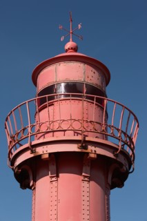 France, region nord, pas de calais, boulogne sur mer, port, digue, jetee, phare rouge, detail points cardinaux,