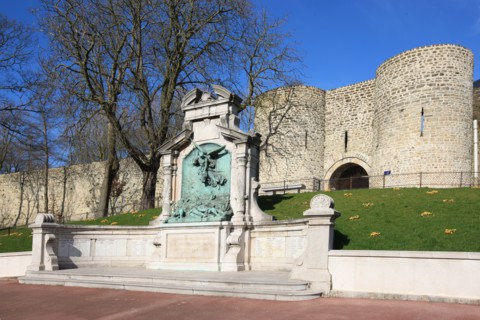 France, region nord, pas de calais, boulogne sur mer, ville haute, remparts, face a la porte des degres, monument aux morts, detail sculpture, champ de bataille, boulevard du prince,