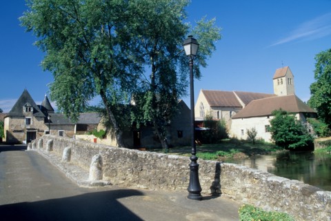 France, region pays de loire, sarthe, asnieres sur vegre, pont medieval, riviere, clocher, eglise, lampadaire,