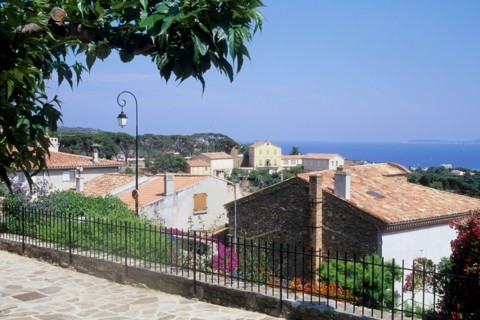 France, region paca, var, village de bormes les mimosas, maisons, tuiles, panorama,
