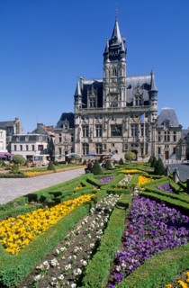 France, region picardie, oise, compiegne, facade hotel de ville, place, hotel de ville, mairie, jardin, parterre fleuri, fleurs,