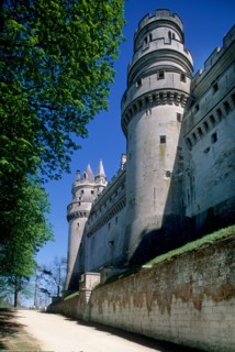 France, region picardie, oise, pierrefonds, chateau, neo gothique, Napoleon III, viollet le duc, monument historique, tours, chemin de ronde, arbres,