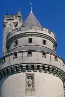 France, region picardie, oise, pierrefonds, chateau, neo gothique, Napoleon III, viollet le duc, monument historique, detail tour, creneaux, machicoulis,
