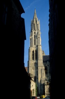 France, region picardie, oise, senlis, cathedrale notre dame, edifice religieux, tours, ruelle, ville medievale,