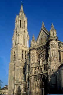 France, region picardie, oise, senlis, cathedrale notre dame, edifice religieux, tours, parvis, ville medievale,