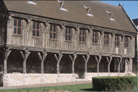 France, region picardie, oise, noyon, bibliotheque du chapitre, pans de bois, colombages,