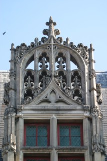 France, region picardie, oise, noyon, archeveche, detail lucarne, ornements, pinacle, art gothique,