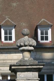 France, region picardie, oise, noyon, maisons canoniales, place du parvis, 
detail portail en forme de bonnet de chanoine,