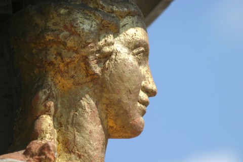 France, region picardie, oise, noyon, place Bertrand Labarre, fontaine monumentale, sculpture, statues, detail visage, dorure, femme,