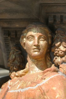 France, region picardie, oise, noyon, place Bertrand Labarre, fontaine monumentale, sculpture, statues, detail visage, dorure, femme,