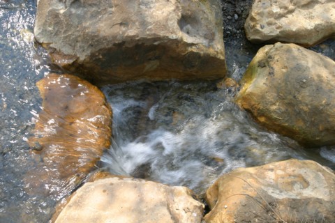 France, region picardie, oise, elincourt sainte marguerite, eau, environnement, ecologie, developpement durable, nature, source qui coule pres du lavoir reconstitue en 2003,
