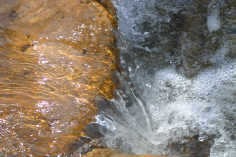 France, region picardie, oise, elincourt sainte marguerite, eau, environnement, ecologie, developpement durable, nature, source qui coule pres du lavoir reconstitue en 2003,