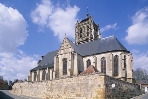 France, region picardie, valois, oise, village de ravenel, eglise, edifice religieux, mur, cimetiere attenant,