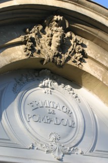 France, region ile de france, seine et marne, fontainebleau, ermitage de pompadour, detail porte, mascaron,