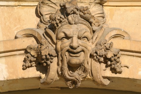France, region ile de france, seine et marne, fontainebleau, chateau, facade sur jardin, detail mascaron, visage, figure, pierre, Napoleon,